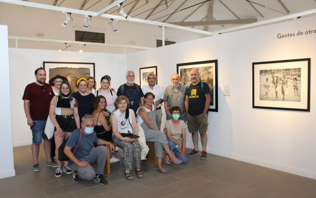 Miembros del Aula de Fotografía de la Universidad de Alcalá y de la Real Sociedad Fotográfica de Madrid visitan la exposición ‘Instantes Decisivos’